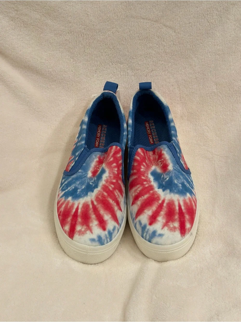 NWT Women’s Red & Bed Skechers Tie-Dye Slip-On Sneakers